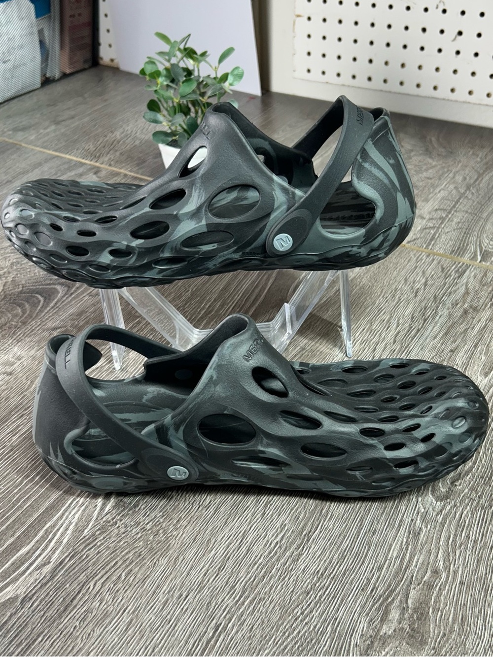 MERRELL men’s hybrid moc Clogs in Black and Dark Gray Camouflage